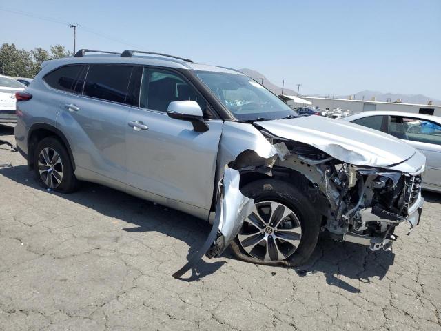 5TDHZRBH6LS046143 - 2020 TOYOTA HIGHLANDER XLE SILVER photo 4
