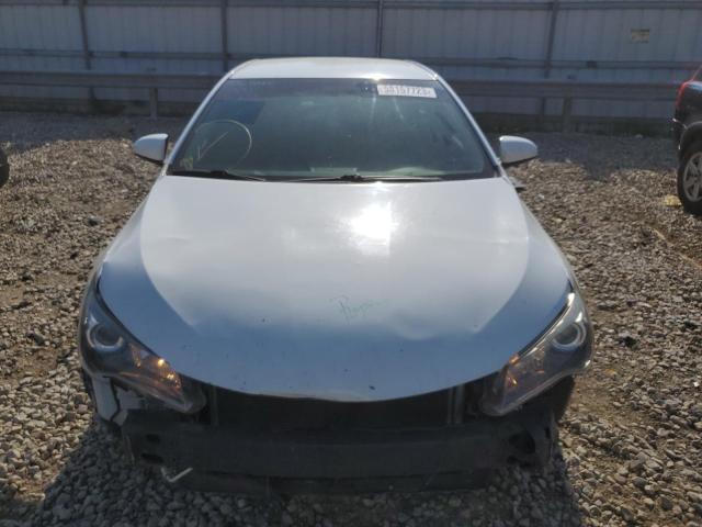 4T1BF1FK7HU346424 - 2017 TOYOTA CAMRY 4D 2 LE WHITE photo 5