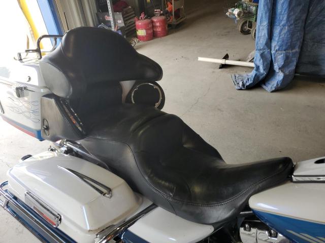 1HD1FCW116Y672629 - 2006 HARLEY-DAVIDSON FLHTCUI 双色 照片 6