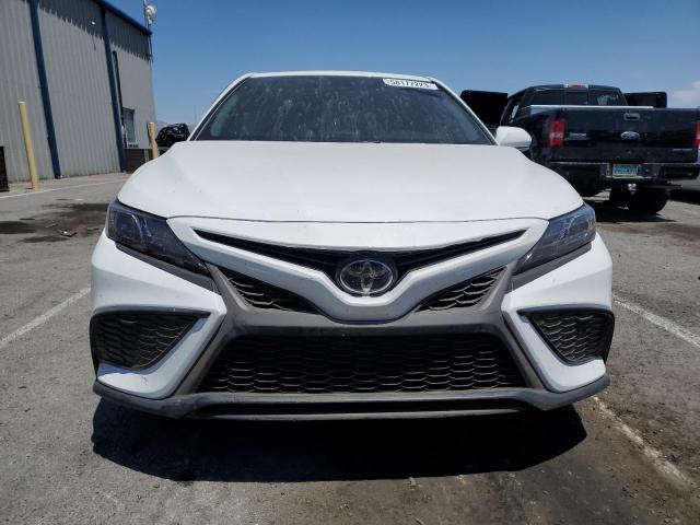 4T1S11AK5PU150602 - 2023 TOYOTA CAMRY SE NIGHT SHADE WHITE photo 5