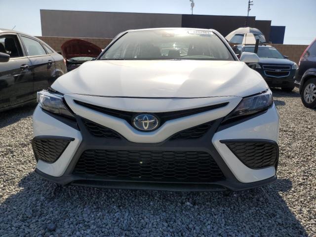 4T1G31AK1PU616056 - 2023 TOYOTA CAMRY SE NIGHT SHADE WHITE photo 5