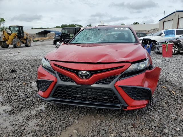 4T1G11AK2RU207198 - 2024 TOYOTA CAMRY SE NIGHT SHADE RED photo 5