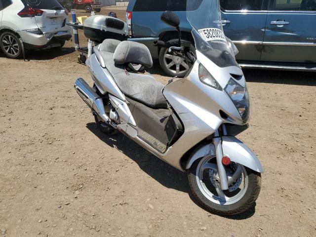 JH2PF01124K201811 - 2004 HONDA FSC600 D SILVER photo 1