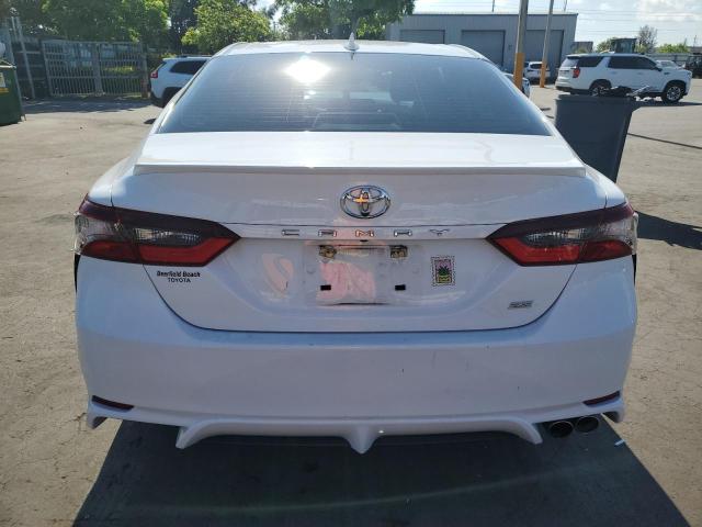 4T1G11AK0PU765483 - 2023 TOYOTA CAMRY SE NIGHT SHADE WHITE photo 6