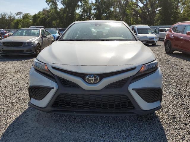 4T1G11AK1PU127792 - 2023 TOYOTA CAMRY SE NIGHT SHADE WHITE photo 5