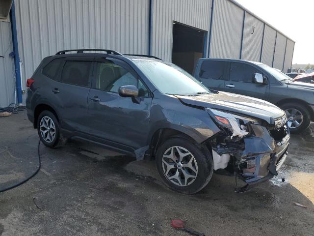 JF2SKAEC9NH436402 - 2022 SUBARU FORESTER PREMIUM GRAY photo 4