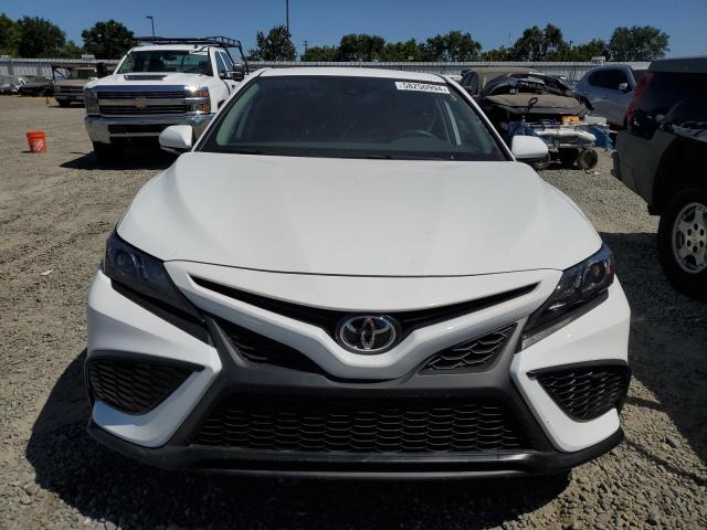 4T1G11AKXRU869031 - 2024 TOYOTA CAMRY SE NIGHT SHADE WHITE photo 5