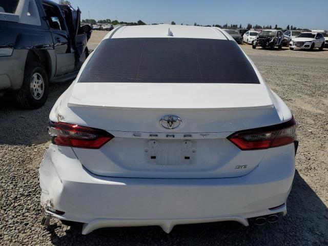 4T1G11AKXRU869031 - 2024 TOYOTA CAMRY SE NIGHT SHADE WHITE photo 6