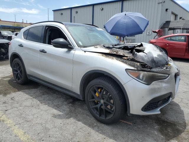 ZASFAKBN1J7B92055 - 2018 ALFA ROMEO STELVIO TI ვერცხლისფერი ფოტო 4