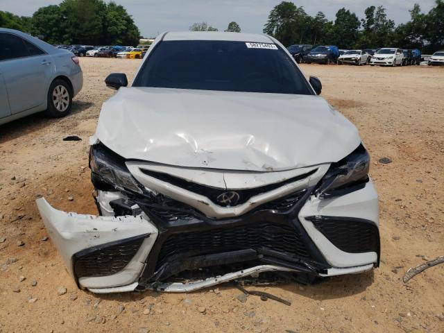 4T1G11AKXPU112207 - 2023 TOYOTA CAMRY SE NIGHT SHADE WHITE photo 5