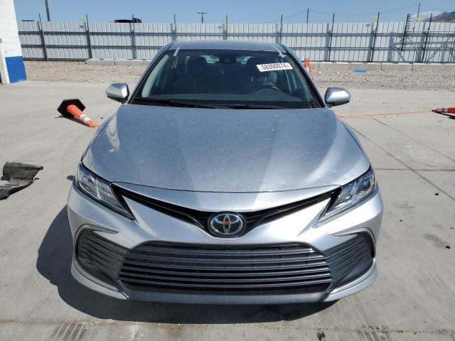 4T1C11AK6MU530936 - 2021 TOYOTA CAMRY LE SILVER photo 5