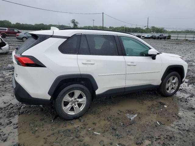 2T3P1RFV3MC255635 - 2021 TOYOTA RAV4 XLE WHITE photo 3