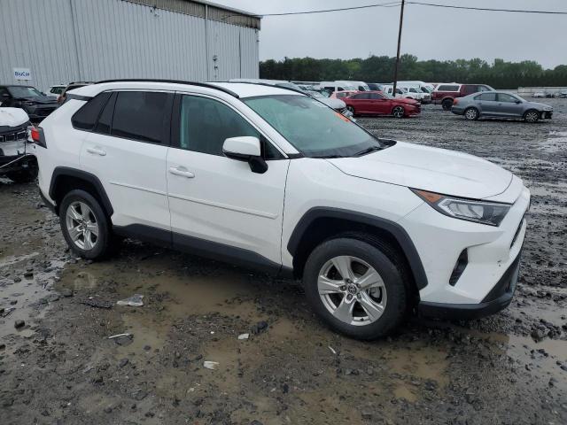 2T3P1RFV3MC255635 - 2021 TOYOTA RAV4 XLE WHITE photo 4