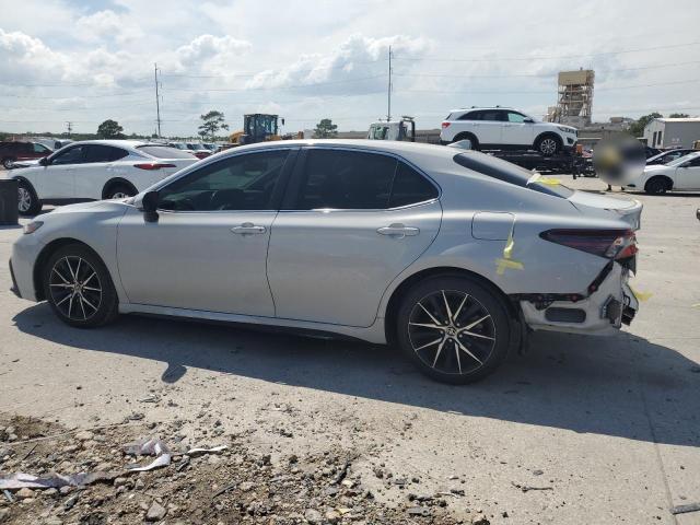 4T1T11AK9NU062959 - 2022 TOYOTA CAMRY SE SILVER photo 2