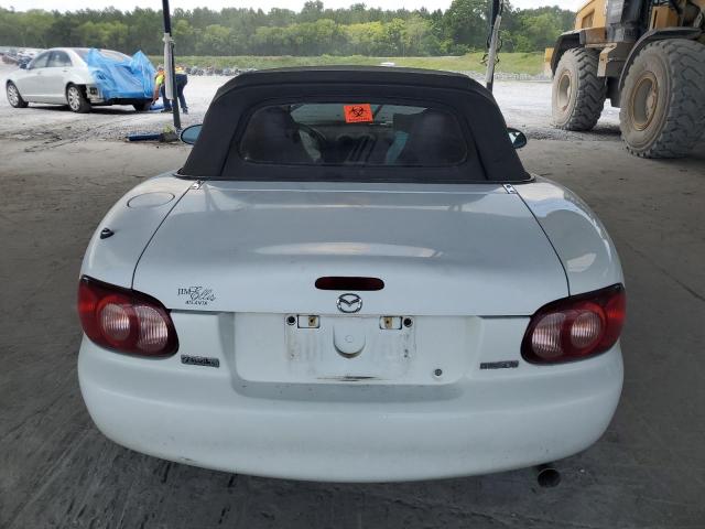JM1NB353420231846 - 2002 MAZDA MX-5 MIATA BASE WHITE photo 6