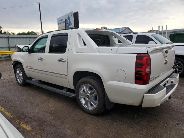 3GNVKGE08AG150735 - 2010 CHEVROLET AVALANCHE LTZ WHITE photo 2