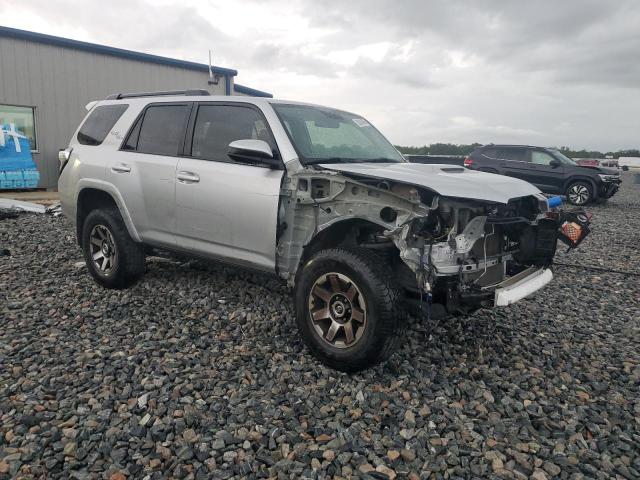 JTEBU5JRXK5618158 - 2019 TOYOTA 4RUNNER SR5/SR5 PREMIUM Srebrny zdjęcie 4