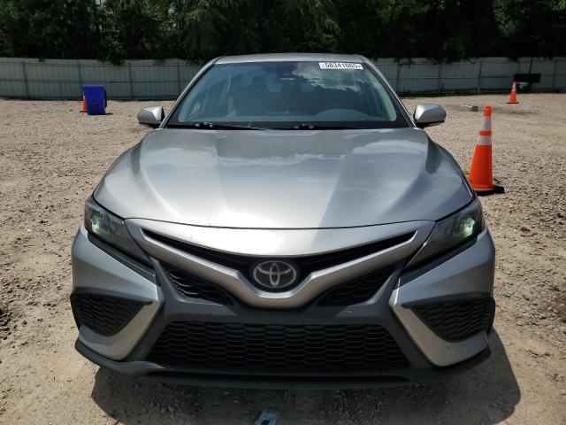 4T1G11AK4PU803846 - 2023 TOYOTA CAMRY SE NIGHT SHADE SILVER photo 5