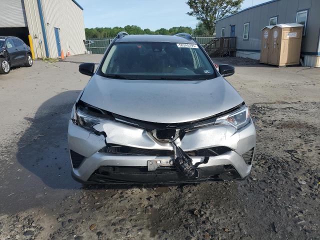 JTMBFREV6JJ199065 - 2018 TOYOTA RAV4 LE ვერცხლისფერი ფოტო 5