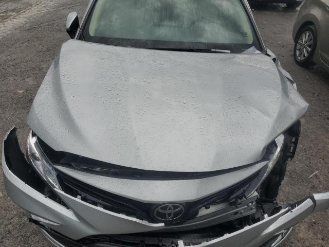 4T1F11AKXNU013718 - 2022 TOYOTA CAMRY XLE SILVER photo 11