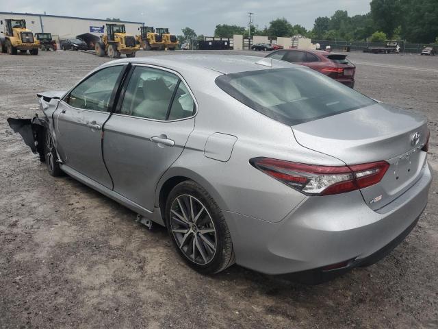 4T1F11AKXNU013718 - 2022 TOYOTA CAMRY XLE SILVER photo 2