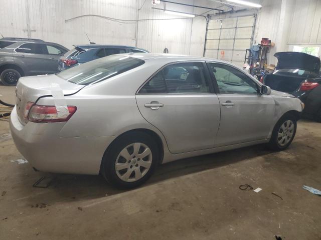 4T4BF3EK1AR061615 - 2010 TOYOTA CAMRY BASE فضي صورة 3