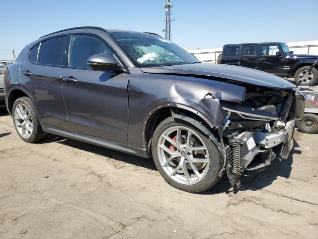 ZASPAKBN1K7C40319 - 2019 ALFA ROMEO STELVIO TI GRAY photo 4