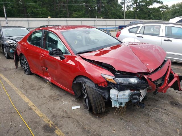 4T1G11AK0MU485705 - 2021 TOYOTA CAMRY SE RED photo 4