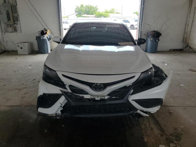 4T1T11AK8PU833351 - 2023 TOYOTA CAMRY SE NIGHT SHADE WHITE photo 5