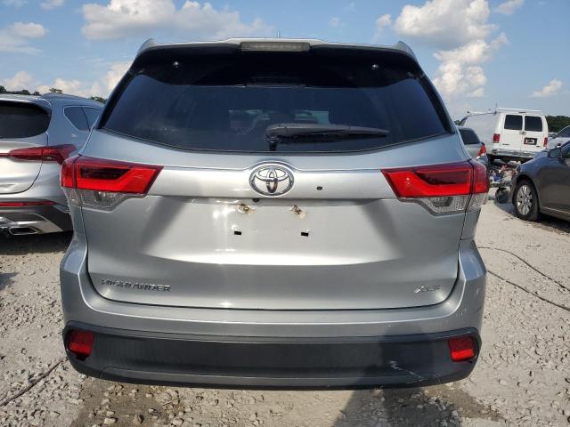 5TDKZRFH8JS286078 - 2018 TOYOTA HIGHLANDER SE SILVER photo 6