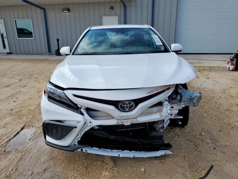 4T1G11AK8PU769894 - 2023 TOYOTA CAMRY SE NIGHT SHADE WHITE photo 5