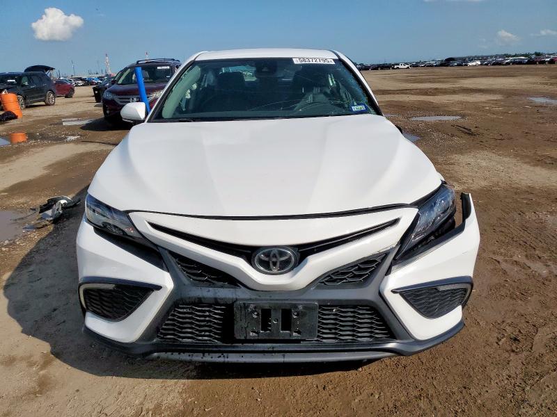 4T1G11AK5RU205011 - 2024 TOYOTA CAMRY SE NIGHT SHADE WHITE photo 5