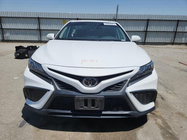 4T1S11AK5PU122556 - 2023 TOYOTA CAMRY SE NIGHT SHADE WHITE photo 5