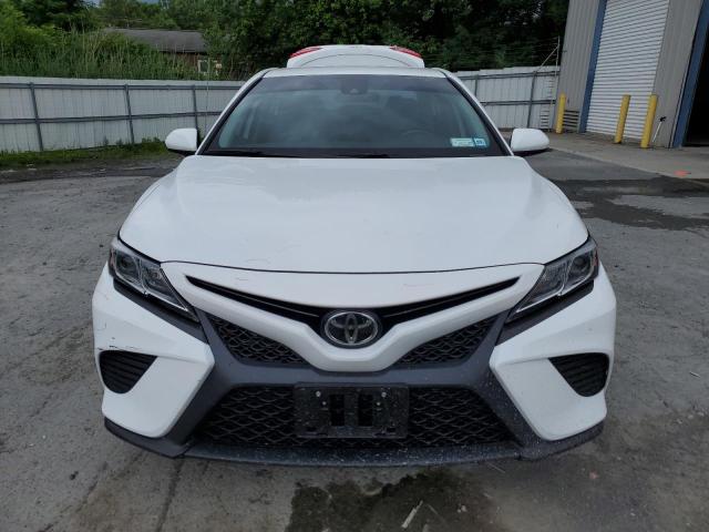 4T1G11AK3LU878578 - 2020 TOYOTA CAMRY SE WHITE photo 5