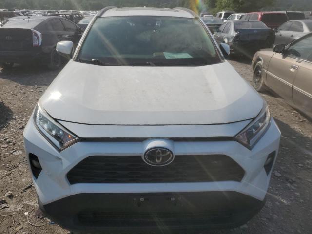 JTMP1RFV3KD020337 - 2019 TOYOTA RAV4 XLE WHITE photo 5