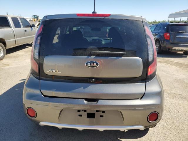 KNDJP3A5XJ7531873 - 2018 KIA SOUL + GRAY photo 6