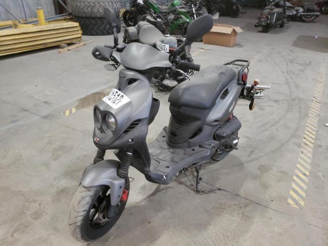 RFVPMP203G1012081 - 2016 GENUINE SCOOTER CO. ROUGHHOUSE 50 GRAY photo 2