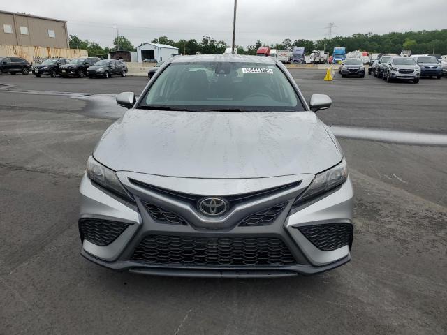 4T1G11AK4RU873723 - 2024 TOYOTA CAMRY SE NIGHT SHADE SILVER photo 5