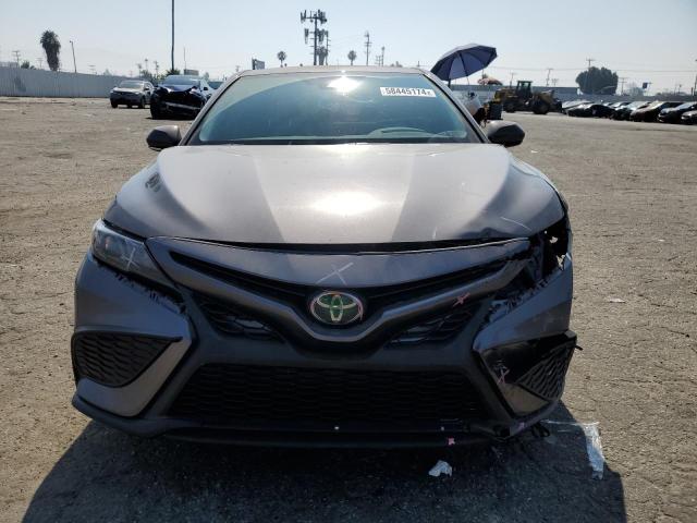 4T1G11AK0PU734752 - 2023 TOYOTA CAMRY SE NIGHT SHADE CHARCOAL photo 5