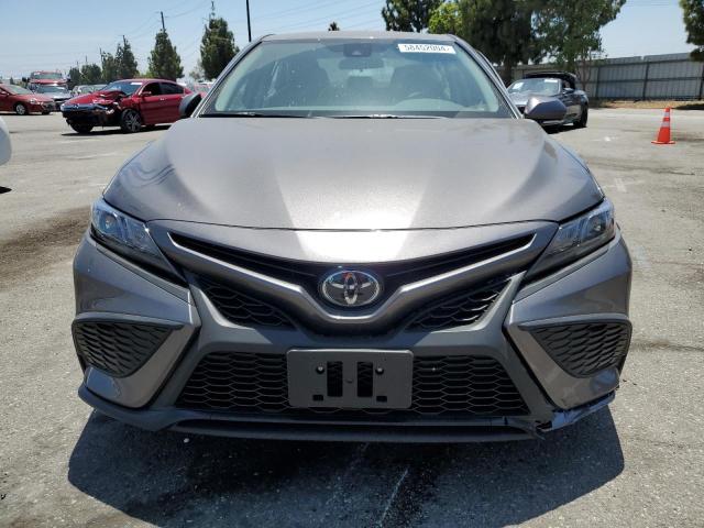 4T1G11AK0RU916115 - 2024 TOYOTA CAMRY SE NIGHT SHADE CHARCOAL photo 5