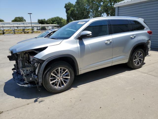 5TDKZRFH2JS537015 - 2018 TOYOTA HIGHLANDER SE SILVER photo 1