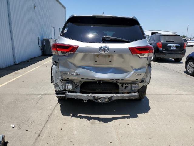 5TDKZRFH2JS537015 - 2018 TOYOTA HIGHLANDER SE SILVER photo 6