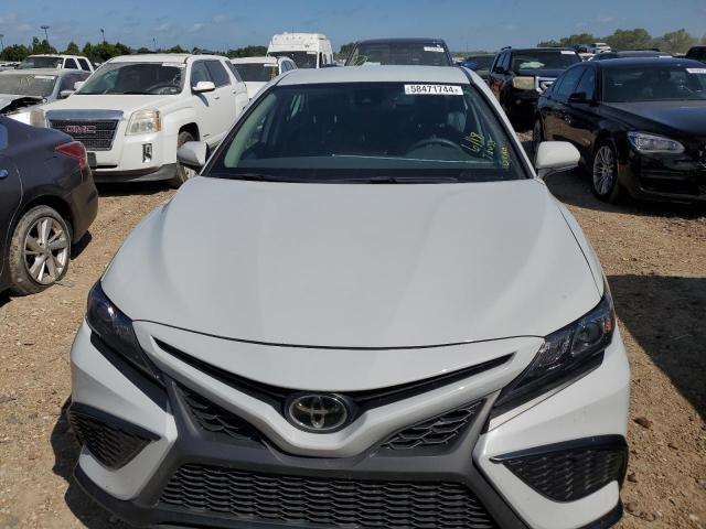 4T1G11AK5PU130629 - 2023 TOYOTA CAMRY SE NIGHT SHADE WHITE photo 5