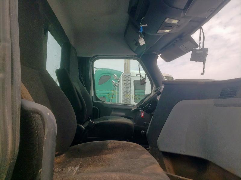 3AKJHLDV9MSNB0445 - 2021 FREIGHTLINER CASCADIA 1 WHITE photo 5