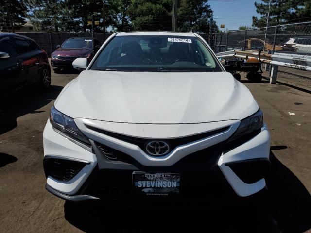 4T1S11AK8RU200296 - 2024 TOYOTA CAMRY SE NIGHT SHADE WHITE photo 5