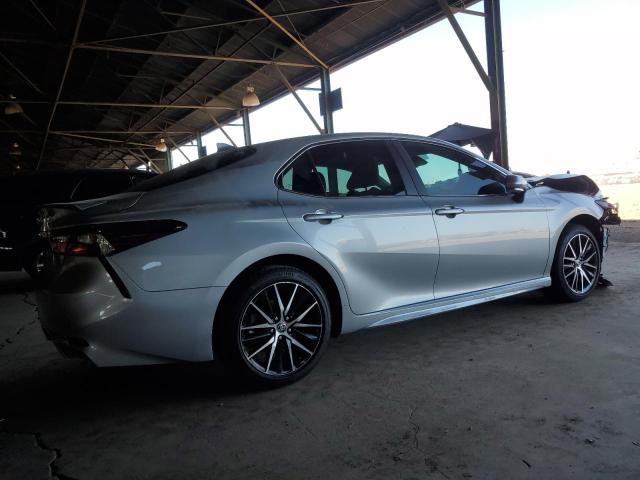 4T1G11AKXRU252602 - 2024 TOYOTA CAMRY SE NIGHT SHADE SILVER photo 3