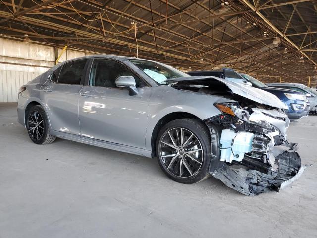 4T1G11AKXRU252602 - 2024 TOYOTA CAMRY SE NIGHT SHADE SILVER photo 4