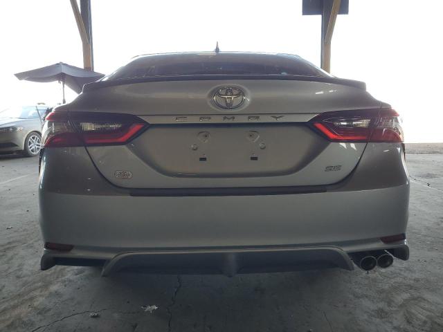 4T1G11AKXRU252602 - 2024 TOYOTA CAMRY SE NIGHT SHADE SILVER photo 6