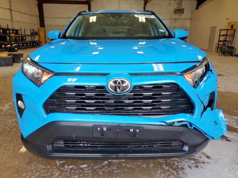 2T3W1RFV2MW123296 - 2021 TOYOTA RAV4 XLE BLUE photo 5