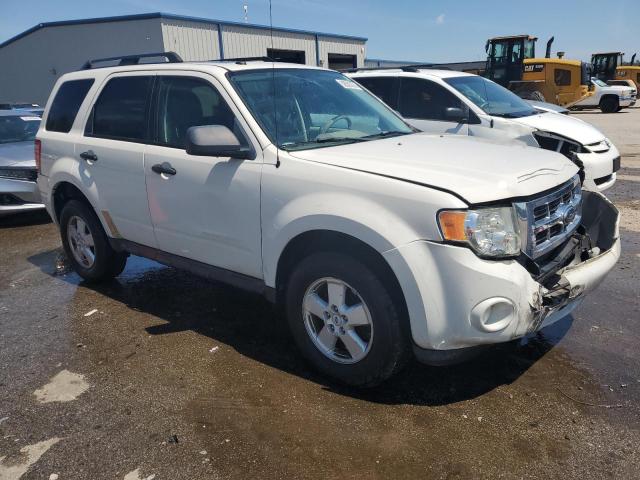 1FMCU03749KB70451 - 2009 FORD ESCAPE XLT WHITE photo 4